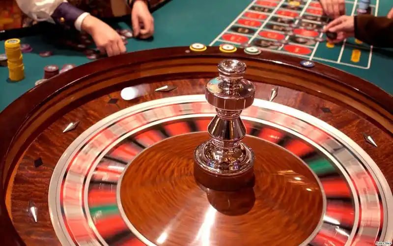 Suasana live kasino UPO77 dengan dealer cantik profesional di meja baccarat streaming HD